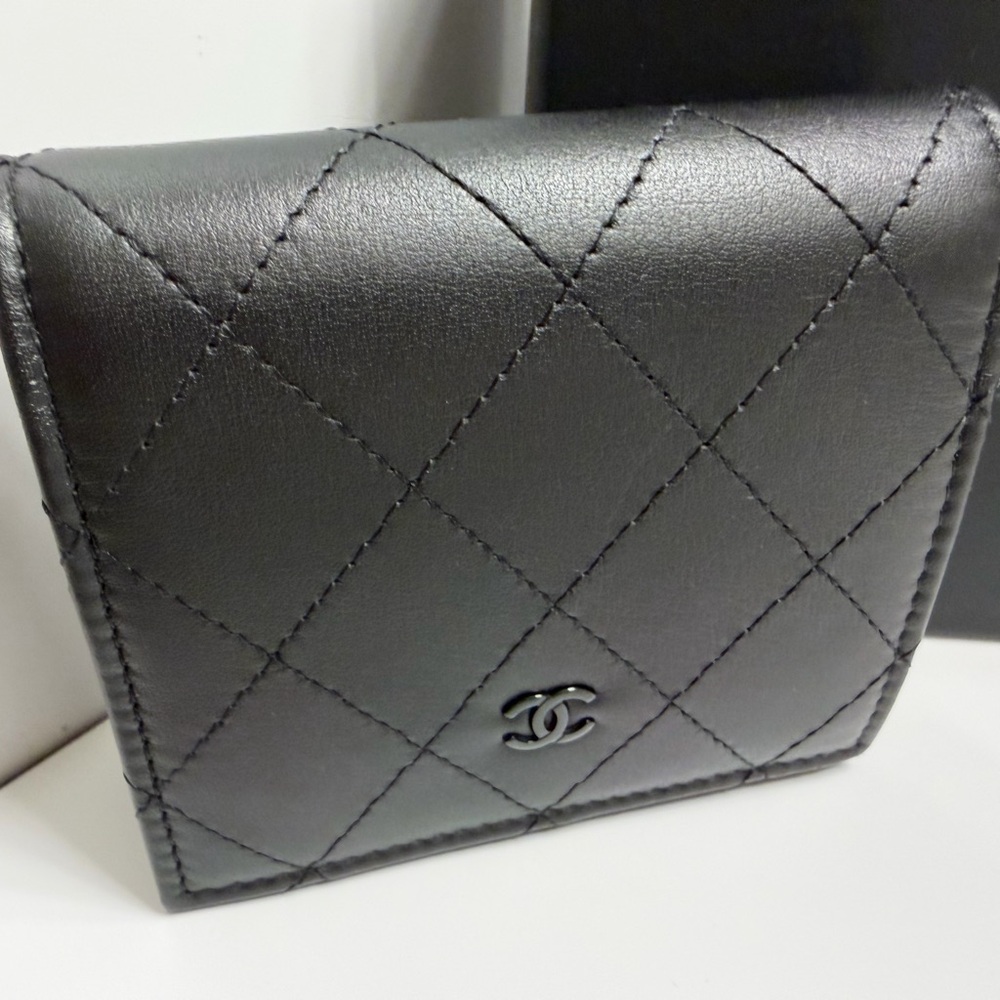 ❌SOLD❌ CHANEL NWOT UNISEX Black Quilted Card Holder - Picture 2 of 10
